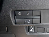 運転席の右側にはアイドリングストップ、ハンズフリーオートスライドドア等のスイッチがあります。