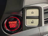 【Hondaスマートキー】カバンやポケットに入れたままでもドアの施錠・解錠が可能なスマートキーを装備。エンジンのオン・オフ時もカギを取り出す必要が無いからとっても便利です♪