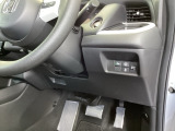 横滑りを防ぐVSAなどのスイッチは、運転席の右側、手の届きやすい位置にあります。