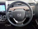 ハンドル左側にはオーディオ操作が出来るオーディオリモートコントロールスイッチ、右側にはHonda SENSINGとオートクルーズコントロールのスイッチを装備!