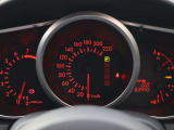 メーターがMAX 220km/hまでのフルメーターとなっており、スポーティな独立3眼メーターです。