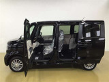 開口部が広く、乗り降りのしやすいお車です