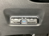ハンドルの左下にETCがついています。高速道路の料金所の通過も楽々です。 カードの取り出しもしやすい場所についています。