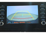 バックガイドモニターで、後方を確認しながら安心して駐車することができます。運転初心者も熟練者も必須の機能ですよ!