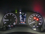 とっても見やすいメーターです。夜間時はラグジュアリーな気分にさせてくれる照明が魅力ですので、夜のドライブも楽しみになりますよ♪