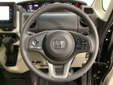 ハンドルにHondaセンシング系のクルーズコントロールやレーンキープアシストなどのスイッチと、オーディオの操作スイッチが装備されています。ハンドルから手を離さず安全に操作できます。