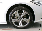 純正のアルミホイール装着車です。タイヤサイズは225/45R18です。