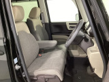 女性でも運転がしやすいように、シートの高さ調整機能(シートリフター)がついています。運転席と助手席の間が空いている為、助手席側への移動がスムーズです。交通量の多い道でも助手席側から乗り降りができます。