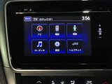 ダッシュボードに自然に溶け込むようにデザインされた純正メモリーナビゲーション。