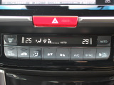 オートエアコンなので設定した温度で車内の温度を保ってくれます♪