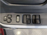 パワーウィンドウのスイッチですよ。 運転席に居ながら窓を開け閉めのコントロールできますよ。 ロック機能で、子供がイタズラして窓を開けるという事も無くなりますよ。