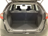 ラゲッジも広く使いやすいトランクは、開口部も広く荷物の積み下ろしもしやすいお車となっております。リアシートの背もたれは6:4の割合で分割して可倒できるので、長いお荷物などを載せることもできます。