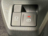 指先だけで簡単に操作が可能な電動パーキングブレーキを採用。「HOLD」スイッチを押すと、渋滞や信号待ちなどでブレーキペダルから足を離しても、ブレーキを保持するので安心です
