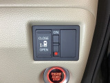 左側電動スライドドアは運転席からでも操作ができるように、ハンドル付近に開閉の操作スイッチが付いています。