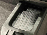 スマートフォンなどがスッキリ置けるセンターコンソールトレイです