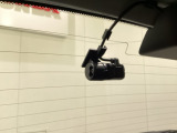 後方にもドライブレコーダーのカメラが付いています。前後両方でお車の周りを監視・記録いたします。