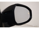ウインカーミラーにはBSM(ブラインドスポットモニター)を搭載。隣を走る車両が死角に入るとLEDインジケーターを点灯。また、ウィンカーを出すとインジケーターも光って点滅!注意を促してくれます