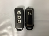 スマートキー付きですからドアロックの開閉およびエンジンスタートが楽々です。電動スライドドアの開け閉めもボタンで操作できます。スペアキーも同じものを用意しております。