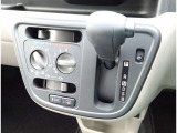 こちらのシフトは、車両にマッチしたデザインになっています!握りやすく、操作し易い配置になっていますので、いつも触れるシフトだからこそ、大切ですね!