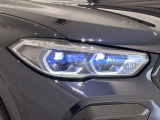 BMWレーザーライトとても明るく配光も良いので夜間の運転も安心です。