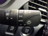 【オートライト】車外の明るさに応じて、自動的にライトの点灯・消灯をしてくれます。