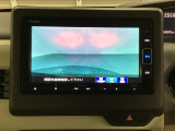 ギヤをR(バック)に入れるとナビの画面に後ろの映像が映るリアカメラ付です。後退時、コンディションが悪い視界でもカラーバックモニターがドライバーをサポートします。