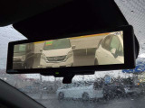 【インテリジェントルームミラー】後方のカメラ画像が映し出されるので、乗員や荷物でさえぎられがちな後方視界をクリアに保ちます♪