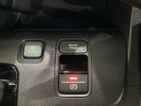 セレクトレバーの右に電子制御パーキングブレーキがあります。スイッチひとつで、停車した地点の傾斜などをシステムが検知・判断してブレーキ力を自動的に最適制御し、しっかり停車できるパーキングシステムです。