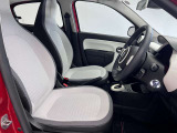 ゆったりと座れる運転席シートですのでストレスなく運転が出来ますよ!