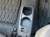 運転席のすぐ近くにドリンクホルダーがございます。手に取りやすい位置にあるので安全です!