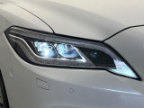 【三眼LEDヘッドライト】スタイリッシュな見た目の三眼LEDヘッドライトを装備♪スタイルだけでなく、夜間の走行も視界良好で安心してお乗りいただけます。