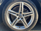 純正18インチアルミホイール。