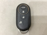 スマートキー付きですからドアロックの開閉およびエンジンスタートが楽々です。電動スライドドアの開け閉めもボタンで操作できます。加えて、純正リモコンエンジンスターターの操作もできます。