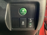 Hondaセンシング用の、VSA(ABS+TCS+横滑り抑制)解除とレーンキープアシストシステムのメインスイッチなどはハンドルの右側に装備しています。燃費に役立つECONボタンもここです。