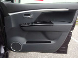 ◇運転席扉 内側部分になります◇【パワーウィンドウ】窓の開け閉め楽々!少し換気したいな〜なんて時にササッと操作できますね♪