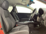 女性でも運転がしやすいように、シートの高さ調整機能(シートリフター)がついています。広い足元にゆったり座れるシートには肘掛も装備しており長距離の運転でも疲れにくいシートです。