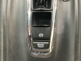 セレクトレバーの下に電子制御パーキングブレーキがあります。スイッチひとつで、停車した地点の傾斜などをシステムが検知・判断してブレーキ力を自動的に最適制御し、しっかり停車できるパーキングシステムです。