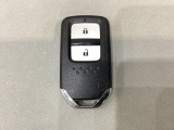 スマートキーを装備しています。鍵を差し込むことなくドアロックの開け閉めと、スタートボタン操作でのエンジンスタートができます。