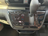 オートエアコンでパネルタッチするだけで操作が可能です(^^)☆AUTOにすれば簡単に車内の空調を快適に調整してくれます♪嬉しいシートヒーター付き(^^)
