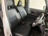 フロントベンチシートが運転席足元もゆったり、広々快適です、助手席へのウォークスルーも楽々可能ですよ☆