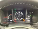 スピードメーターとタコメーターを大きく配した見やすいメーター部になっています。右側のインフォメーション画面でオドメーターや燃費などの情報を確認できます。