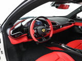 こちらは左ハンドルのお車でございます。内装色はRosso Ferrariを選択しております。