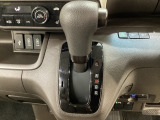 CVT車のセレクトレバーです。低速から高速まで、変速ショックのないスムーズな走りを実現するとともに、エンジン効率のよい領域を維持することで燃費にも貢献します。