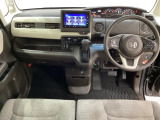 車内は光触媒抗菌消臭施工済です。インパネ周りはスタイリッシュなデザインで機能や装備も充実しています。グローブボックスやカップホルダーのほかにトレーなどたくさんの収納スペースが付いています。