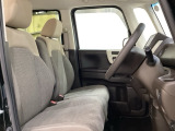 広い足元に肘掛けもついたゆったり座れるシートです。運転席と助手席の間が空いているため、助手席側への移動がスムーズです。交通量の多い道でも、助手席側から乗り降りができます。