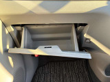 車検証のほかにも物を入れられるスペースが十分にございます。