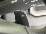 【パドルシフト】ハンドルから手を離さずに素早くシフトアップ&ダウンができるので、エンジンブレーキを使う下り坂や高速道路の合流で加速したい場面で役立ちます。