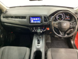 車内は光触媒抗菌消臭施工済です。インパネ周りはスタイリッシュなデザインで機能や装備も充実しています。グローブボックスやカップホルダーのほかにトレーなどたくさんの収納スペースが付いています。