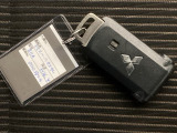 両側パワースライドドア開閉ボタン付きのスマートキーです。