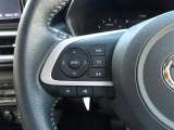 ステアリングスイッチ付き。前方から目を離すことなく操作することが可能です。